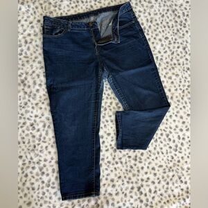 Jennifer Lopez Capri Jeans sz.16.  Dark wash. Inseam Is 25"Rise Is 10".